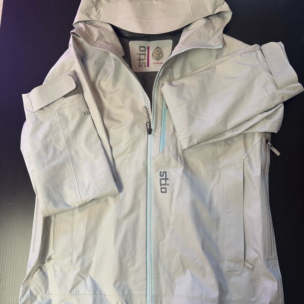 Stio Women’s Gortex Rain Jacket - Light Gray
